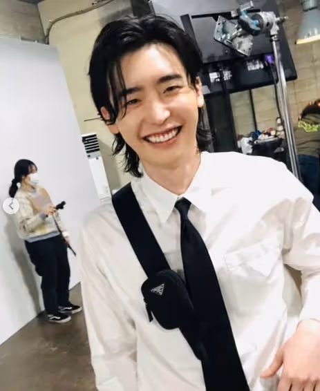 IU 與李鍾碩被網民翻出「愛的證據」,男方早就多次示愛!相識 10 年一直愛著彼此