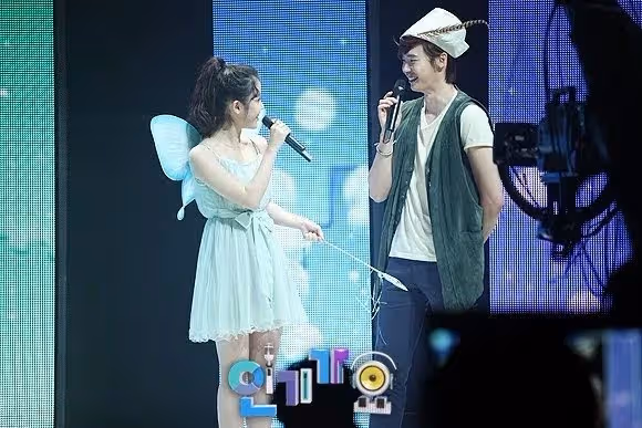 IU 與李鍾碩被網民翻出「愛的證據」,男方早就多次示愛!相識 10 年一直愛著彼此