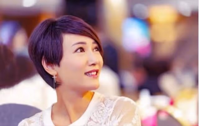 45歲前TVB女星人靚聲甜保養得宜，曬室外浸溫泉靚照：臉都紅了