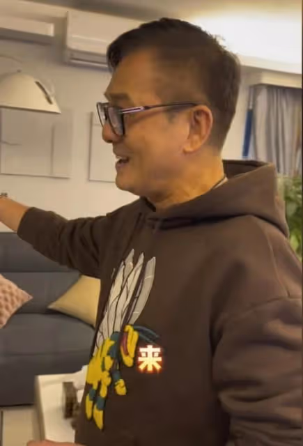 低調!港知名老戲骨回港過年曬複式豪宅,曾遭網友誤解:以為很窮