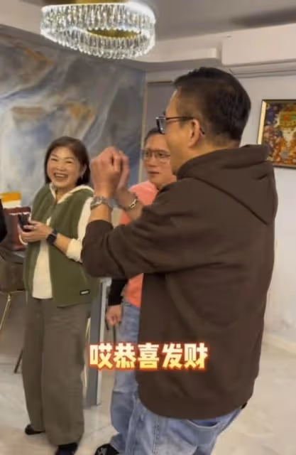 低調!港知名老戲骨回港過年曬複式豪宅,曾遭網友誤解:以為很窮