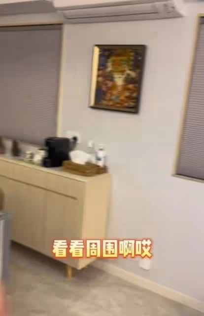 低調!港知名老戲骨回港過年曬複式豪宅,曾遭網友誤解:以為很窮