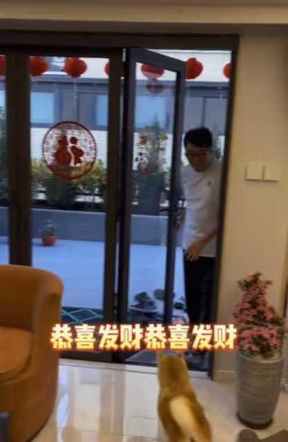 低調!港知名老戲骨回港過年曬複式豪宅,曾遭網友誤解:以為很窮