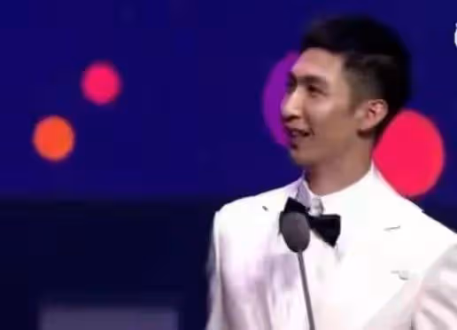 楊迪回應與女友分手風波,稱二人和平分手,所謂的新歡是親妹妹