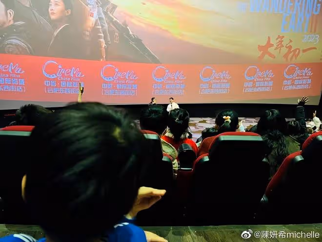 陳妍希隨陳曉回老家,帶兒子看《流浪地球2》,追星劉德華吳京