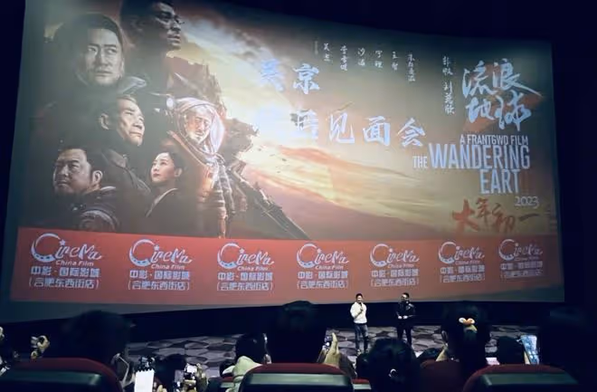 陳妍希隨陳曉回老家,帶兒子看《流浪地球2》,追星劉德華吳京