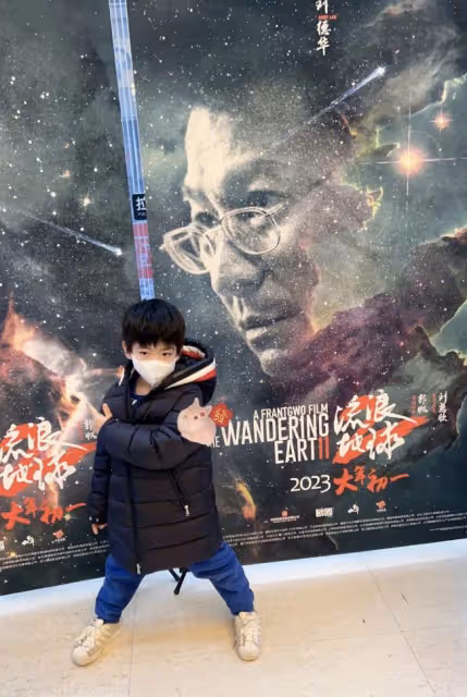 陳妍希隨陳曉回老家,帶兒子看《流浪地球2》,追星劉德華吳京