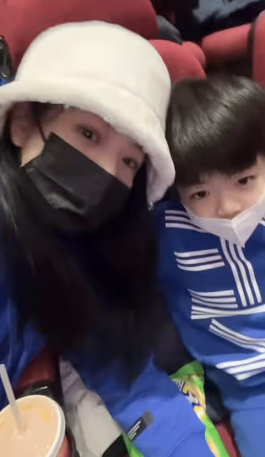 陳妍希隨陳曉回老家,帶兒子看《流浪地球2》,追星劉德華吳京