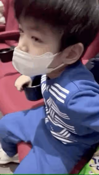 陳妍希隨陳曉回老家,帶兒子看《流浪地球2》,追星劉德華吳京