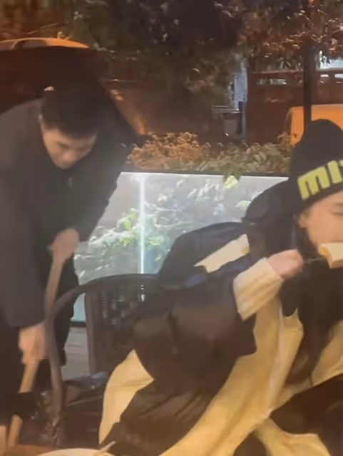 黃聖依久違秀恩愛,楊子為老婆掃雪顯卑微,獲對方喂食笑容幸福