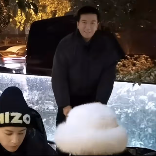 黃聖依久違秀恩愛,楊子為老婆掃雪顯卑微,獲對方喂食笑容幸福