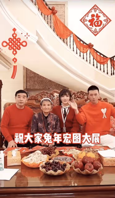 黃聖依久違秀恩愛,楊子為老婆掃雪顯卑微,獲對方喂食笑容幸福