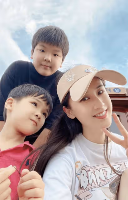黃聖依久違秀恩愛,楊子為老婆掃雪顯卑微,獲對方喂食笑容幸福