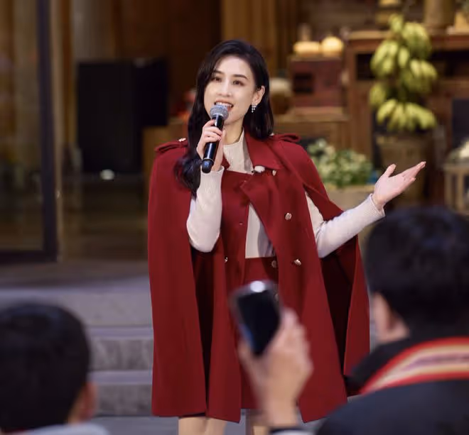 黃聖依久違秀恩愛,楊子為老婆掃雪顯卑微,獲對方喂食笑容幸福