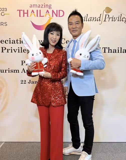 67歲米雪與任達華在泰國過年,同獲旅遊貢獻獎,男方禿頭亮到反光