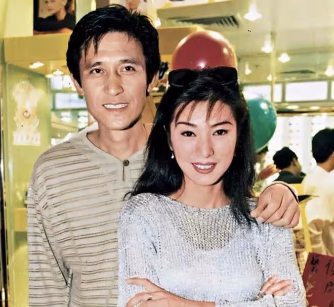 67歲米雪與任達華在泰國過年,同獲旅遊貢獻獎,男方禿頭亮到反光