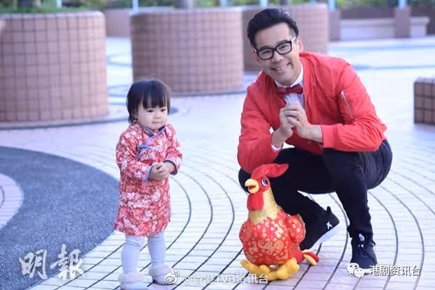 徐榮女兒抱兔公仔影賀年照!包包變包姐有少女味