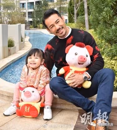 徐榮女兒抱兔公仔影賀年照!包包變包姐有少女味
