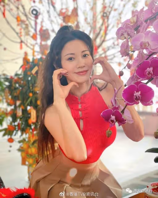 35歲朱晨麗緊身背心大派福利!身材fit爆新春造型瞬間回春18歲