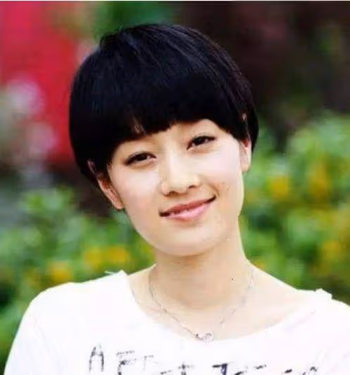 女明星與男子親密互動,疑似新戀情?網友:她配得上更優秀的男人