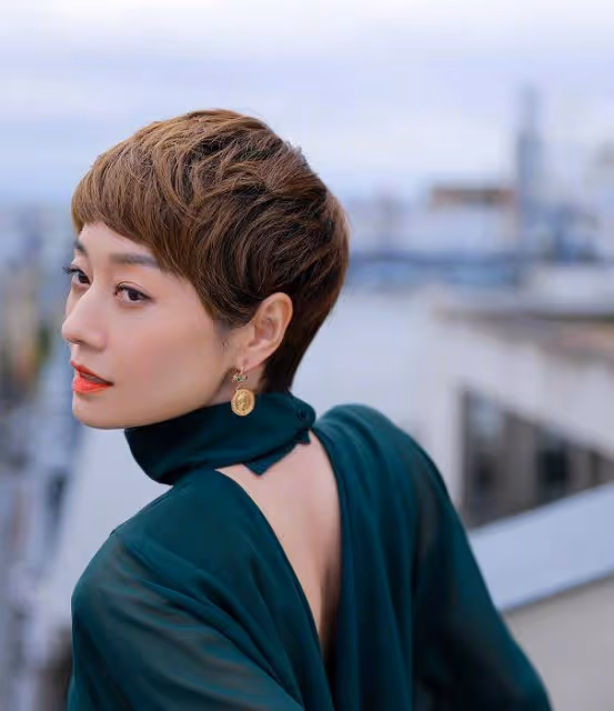 女明星與男子親密互動,疑似新戀情?網友:她配得上更優秀的男人