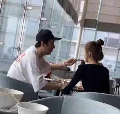 王思聰帶新女友現身:扒一扒純情男是如何變成浪子的