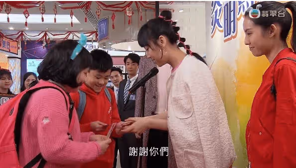 炎明熹《愛‧回家》今晚登場演回自己!性感低胸照引熱議