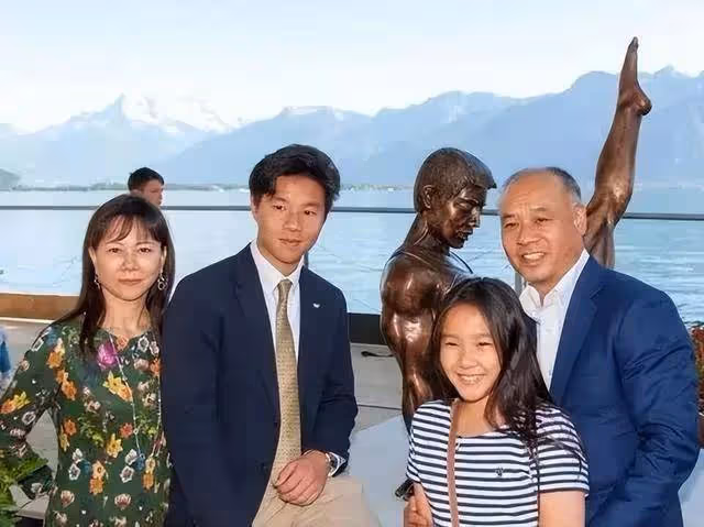 李寧:60歲頭髮花白像80歲,新年在中國香港豪宅請20多位明星聚會
