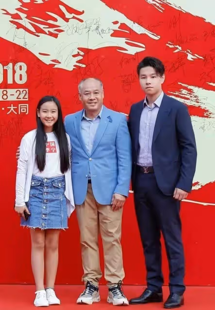 李寧:60歲頭髮花白像80歲,新年在中國香港豪宅請20多位明星聚會