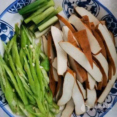 豆乾炒肉,超下飯的哦~