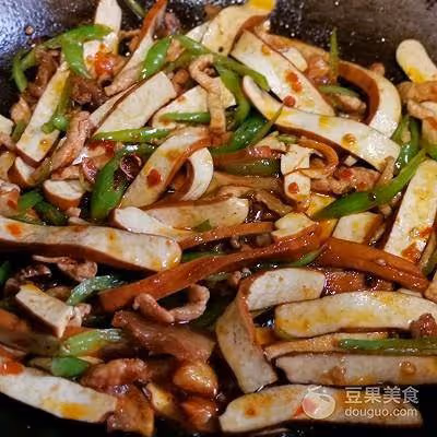 豆乾炒肉，超下飯的哦～