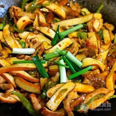 豆乾炒肉，超下飯的哦～