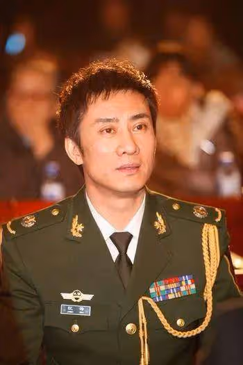 江濤直播唱歌遇尷尬，老婆一直插嘴跟粉絲主動要禮物，好像很缺錢