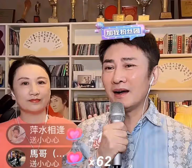 江濤直播唱歌遇尷尬，老婆一直插嘴跟粉絲主動要禮物，好像很缺錢