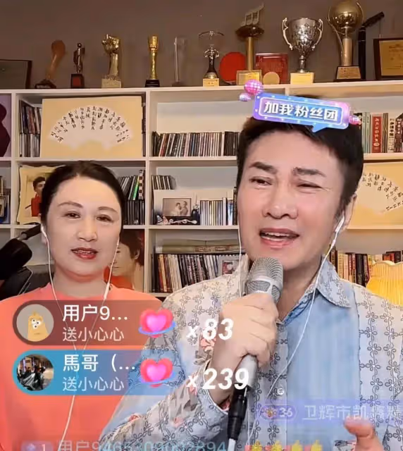 江濤直播唱歌遇尷尬，老婆一直插嘴跟粉絲主動要禮物，好像很缺錢