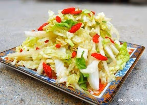 美食推薦:辣醬鳳爪,茶香刀魚,涼拌酸甜白菜的做法