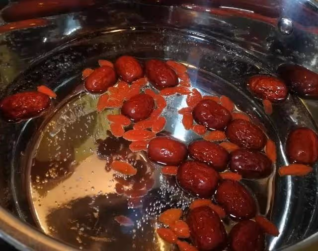 枸杞紅棗烏雞湯貴也要喝,鮮嫩美味,增強身體免疫力,全家都喜歡