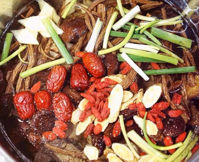 枸杞紅棗烏雞湯貴也要喝,鮮嫩美味,增強身體免疫力,全家都喜歡