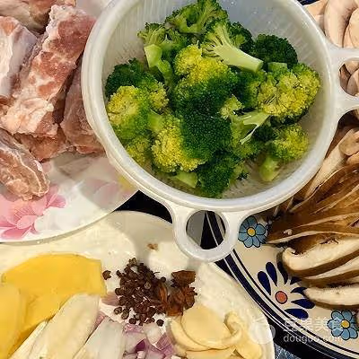 很下飯的口蘑紅燒排骨