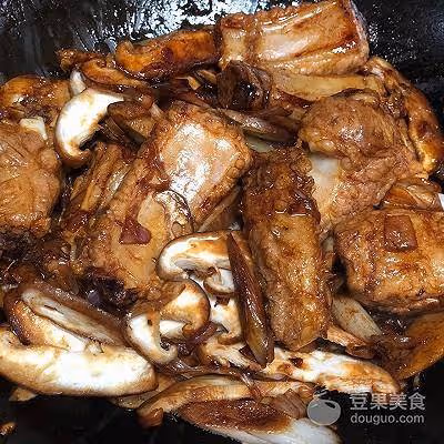 很下飯的口蘑紅燒排骨