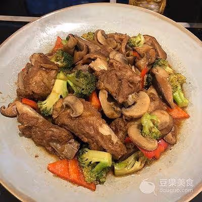 很下飯的口蘑紅燒排骨