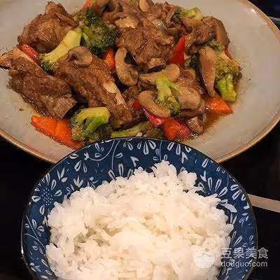 很下飯的口蘑紅燒排骨