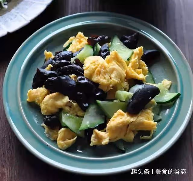 家常菜:黃瓜木耳炒雞蛋,洋蔥炒木耳,鹵豬蹄,香煸肉絲