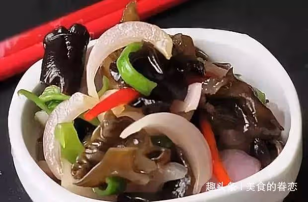 家常菜:黃瓜木耳炒雞蛋,洋蔥炒木耳,鹵豬蹄,香煸肉絲