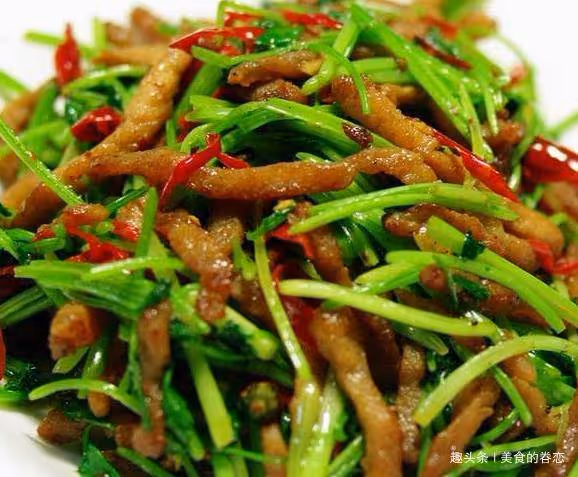 家常菜:黃瓜木耳炒雞蛋,洋蔥炒木耳,鹵豬蹄,香煸肉絲