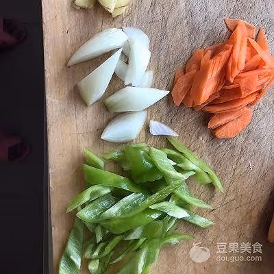 家常小炒扇貝丁的做法