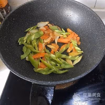 家常小炒扇貝丁的做法