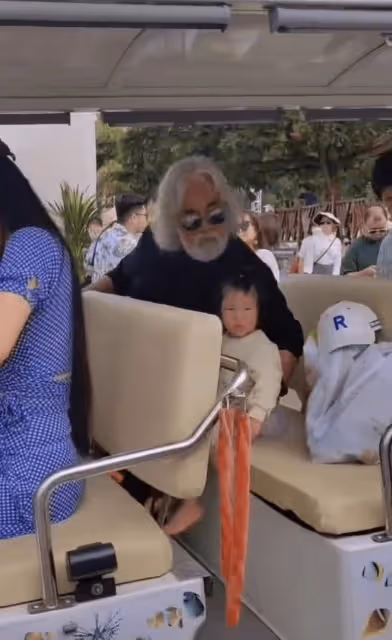 71歲張紀中帶嬌妻海南過年!小31歲妻子五官變樣,臉型圓潤狀態佳