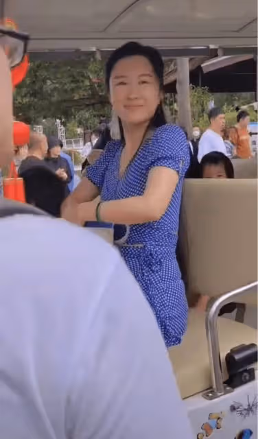 71歲張紀中帶嬌妻海南過年!小31歲妻子五官變樣,臉型圓潤狀態佳