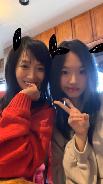 主持人王芳帶家人美國過年!打扮樸素顯低調,女兒身材火辣顏值高